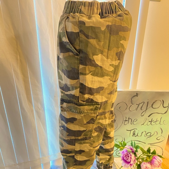 ** Billie Eilish merch** Camouflage Joggers from H&M. - Picture 3 of 11